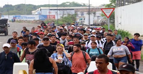 Nueva Caravana Con Cientos De Migrantes Parte De La Frontera Sur De