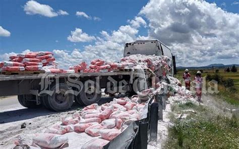 México Tres Personas Pierden La Vida En Choque Entre Tráiler Y Autobús