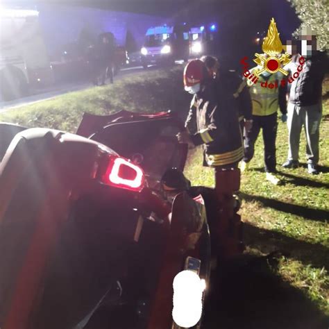 Finisce Con L Auto In Un Fossato Ferito Portato In Codice Rosso Al