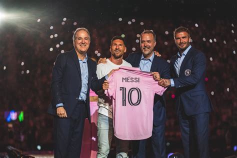 Les supporters de l Inter Miami accueillent Messi dans un stade plein à