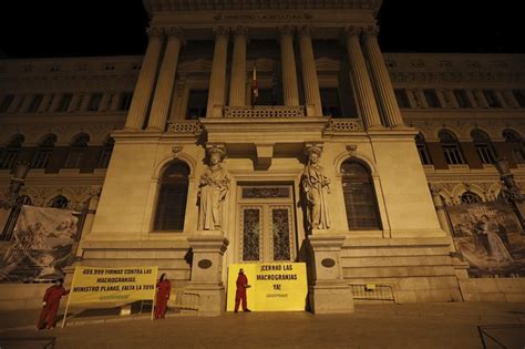 Detenidos 12 De Los Activistas De Greenpeace Que Protestaban Ante El