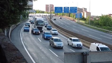 Dos kilómetros de retenciones en la A 8 en Zorroza por un choque entre