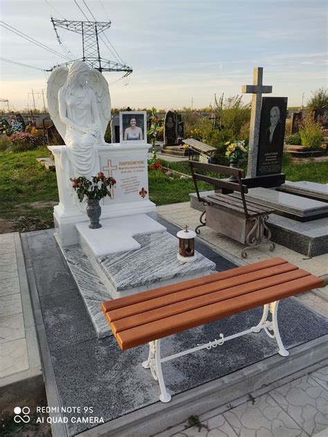 Пам'ятник ангела зроблений з полімеру а коробка з білого мармуру та ...