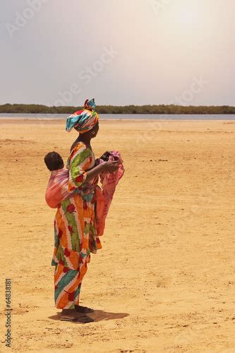 Femme Africaine Portant B B Das Le Dos Photo Libre De Droits Sur La