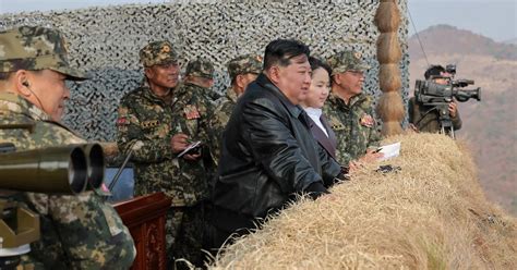 Kim Jong Un Supervisa Ejercicios Militares Con Su Hija Y Pide Al