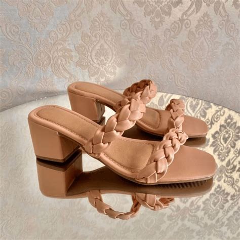 Lady Griffe Moda Beleza Estilo Tamanco Duas Trancinhas Nude