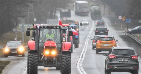 Czy można wyprzedzać traktor na linii ciągłej Przepisy są jednoznaczne