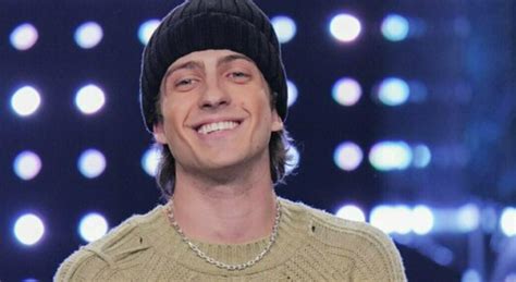 Sangiovanni chi è il cantante a Sanremo 2024 con Finiscimi età