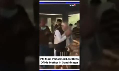 Heeraben Modi Pm Modi Performs Last Rites Of His Mother Heeraba In