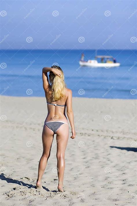 Jeune Femme Sexy Sur La Plage Photo Stock Image Du Vacances Loisirs