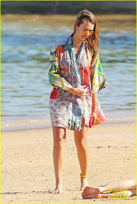 Jessica Alba Hits The Beach In A Bikini As She Ends Hawaiian Vacation Photo 3835960 Bikini