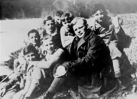 Von guten Mächten treu und still umgeben von Dietrich Bonhoeffer