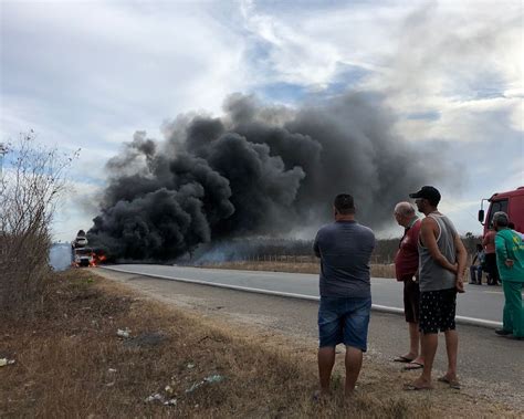 Cegonha Pega Fogo Em Russas Ce Na Br V Rios Carros Estradas