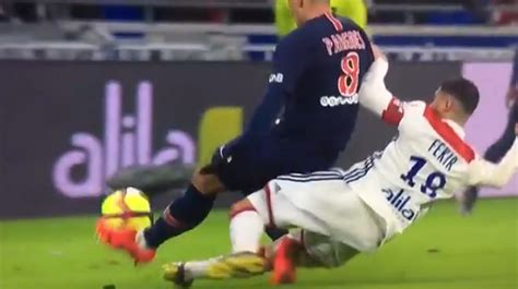 Le Tacle Assassin De Nabil Fekir Contre Le Psg Vid O Rtl Sport