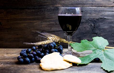 Cáliz Con Vino Y Uvas Y Pan Agrio Símbolo De Comunión Imagen de archivo