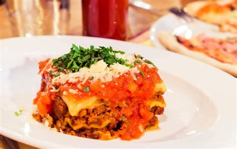 Plat Bolonais De Lasagne Recette Traditionnelle Avec La Sauce Tomate