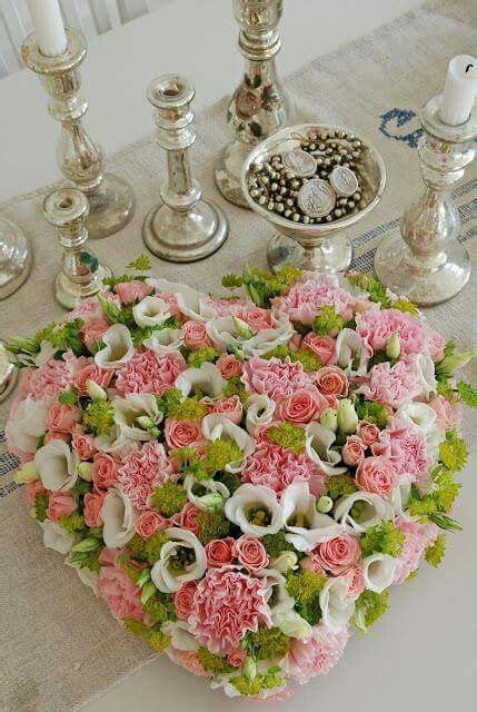 Pin By Karola On Serce Flower Arrangements Floral Arrangements