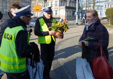 24Kurier Pl Kwiatek Od Policji Z Okazji Dnia Kobiet