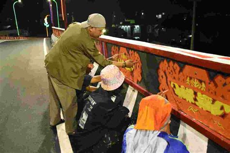 Mahasiswa Dan Alumni IIB Darmajaya Ikut Percantik Fly Over Jalan Sultan