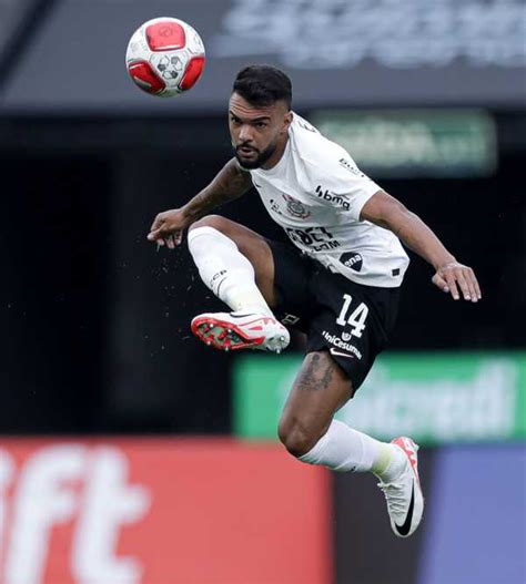 Mais do que um cão de guarda Raniele estreia no Corinthians e recebe