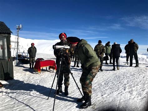 Free Photo Northern Army Commander Visits Forward Areas In J K