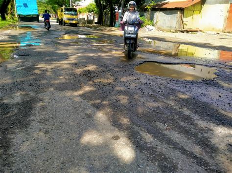 Tak Hanya Di Pelosok Jalan Rusak Parah Juga Terjadi Di Dalam Kota