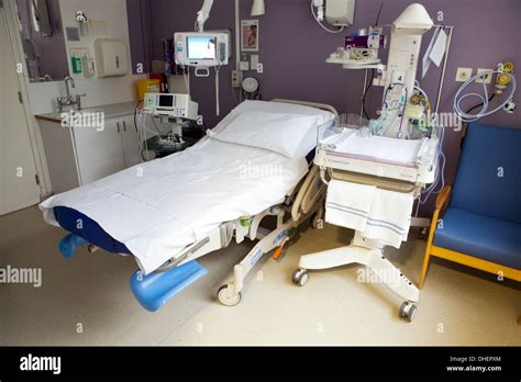 Hospital bed on a maternity ward UK Stock Photo: 62405580 - Alamy