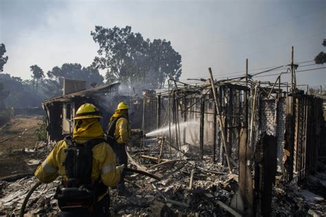 Fuertes Vientos Amenazan Con Azuzar Los Incendios En California