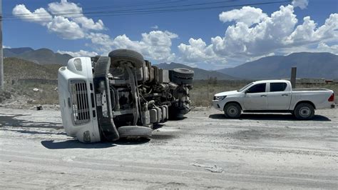 Vuelca Cami N Recolector De Basura Por Circular A Exceso De Velocidad