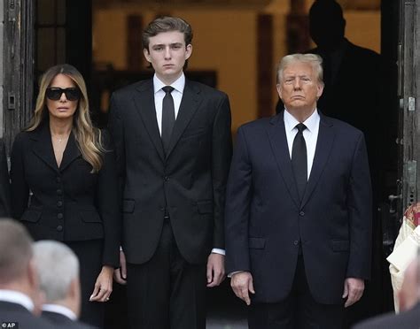 Barron Trump 6 7 Eleva Se Sobre Seu Pai Enquanto Ele O Guia