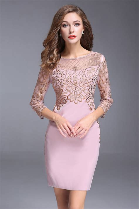 Robe de soirée courte fourreau embellie de dentelle style baroque