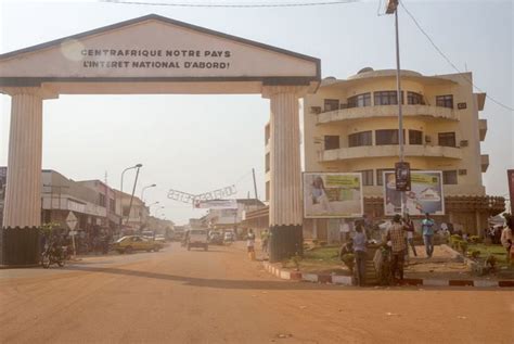 Lu et vu pour vous : Centrafrique : à Bangui, la vie reprend doucement ...