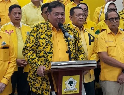 Isu Jokowi Dan Gibran Jadi Kader Golkar Makin Menguat Begini Respons