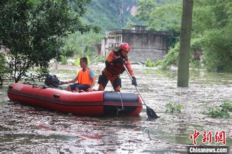 广西田东暴雨致当地一村屯被淹 消防员划艇救42人 光明网