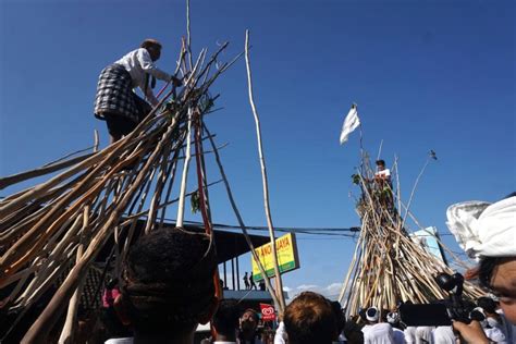 Mekotek Tradisi Penolak Bala Dan Simbol Kemenangan Desa Munggu Bali