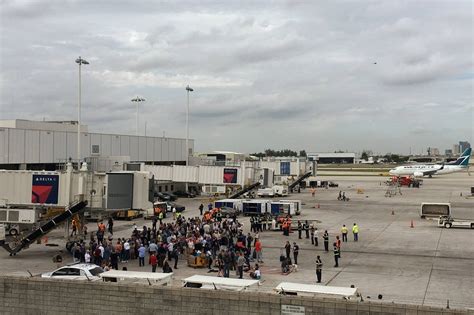 Suspect Identified In Fort Lauderdale Airport Shooting Wsj