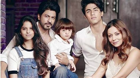 This pic of Shah Rukh Khan and his family is breaking the internet ...