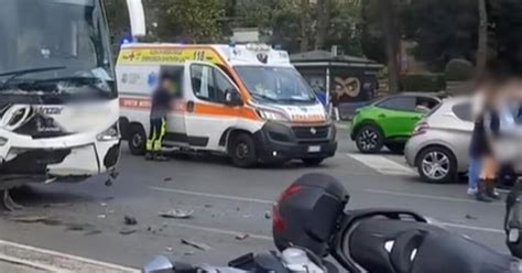 Incidente Fra Un Pullman 7 Auto E 3 Scooter Sulla Tuscolana