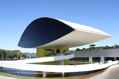 Museu Oscar Niemeyer referência em arquitetura por dentro e por fora