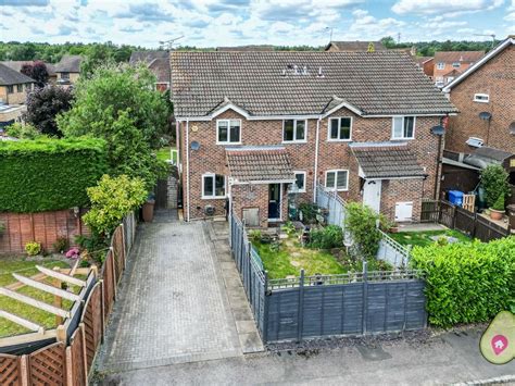 2 Bed End Terrace House For Sale In Horsham Road Owlsmoor Sandhurst