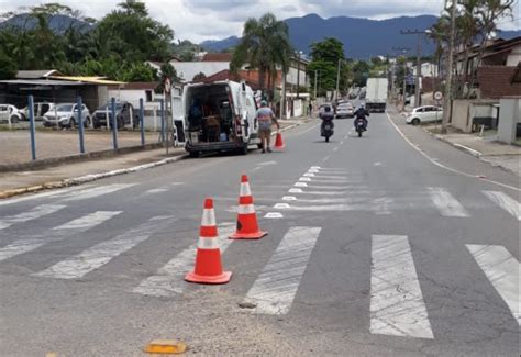 Prefeitura reforça sinalização na Vila Lenzi e no Amizade