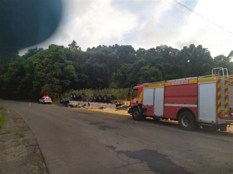 Três pessoas ficam gravemente feridas após caminhão sair da pista e