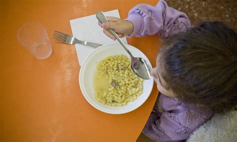 Una de cada quatre famílies vulnerables no té ajut de menjador Diari