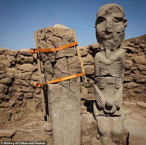 Desenterrada En Turqu A Una Estatua De Un Hombre Gigante Sosteniendo Un