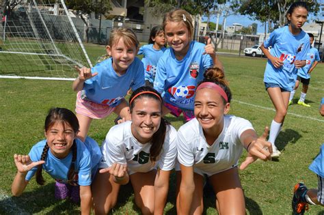 CLINIC WITH UH RAINBOW WAHINE SOCCER TEAM - R.E.A.C.H. HAWAII