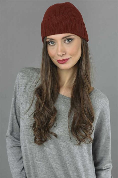 Pure Cashmere Plain And Ribbed Knitted Beanie Hat In Bordeaux