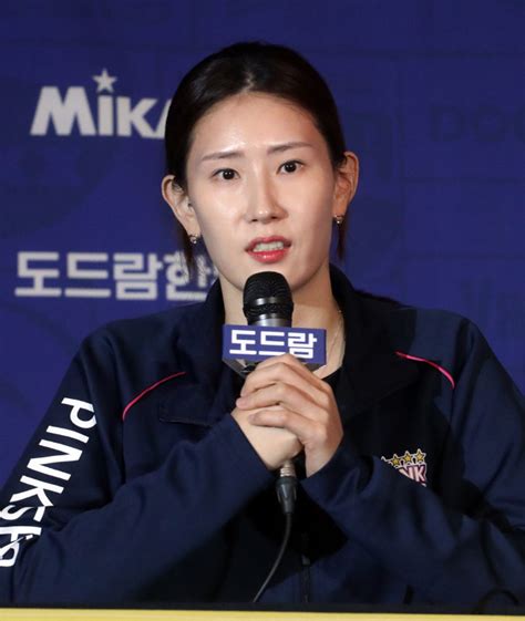 女배구 미디어데이서 ‘공공의 적 꼽힌 김연경의 흥국생명 아시아투데이