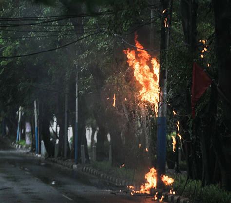 Foto Ngeri Tiang Listrik Di Menteng Tiba Tiba Terbakar Saat Hujan Deras