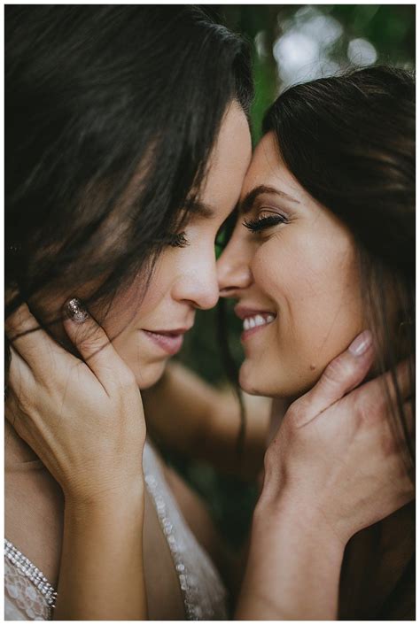 Boho Tropical Wedding In Hawaii Love Inc Mag Fotografie Portret Lesbisch Koppel Lesbisch