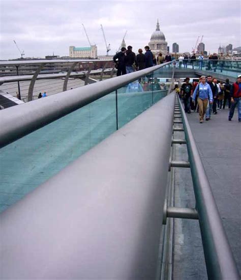 Wobbly Bridge London: Millennium - e-architect